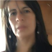 profesor de apoyo escolaren clase para niños en forma virtual y presencial